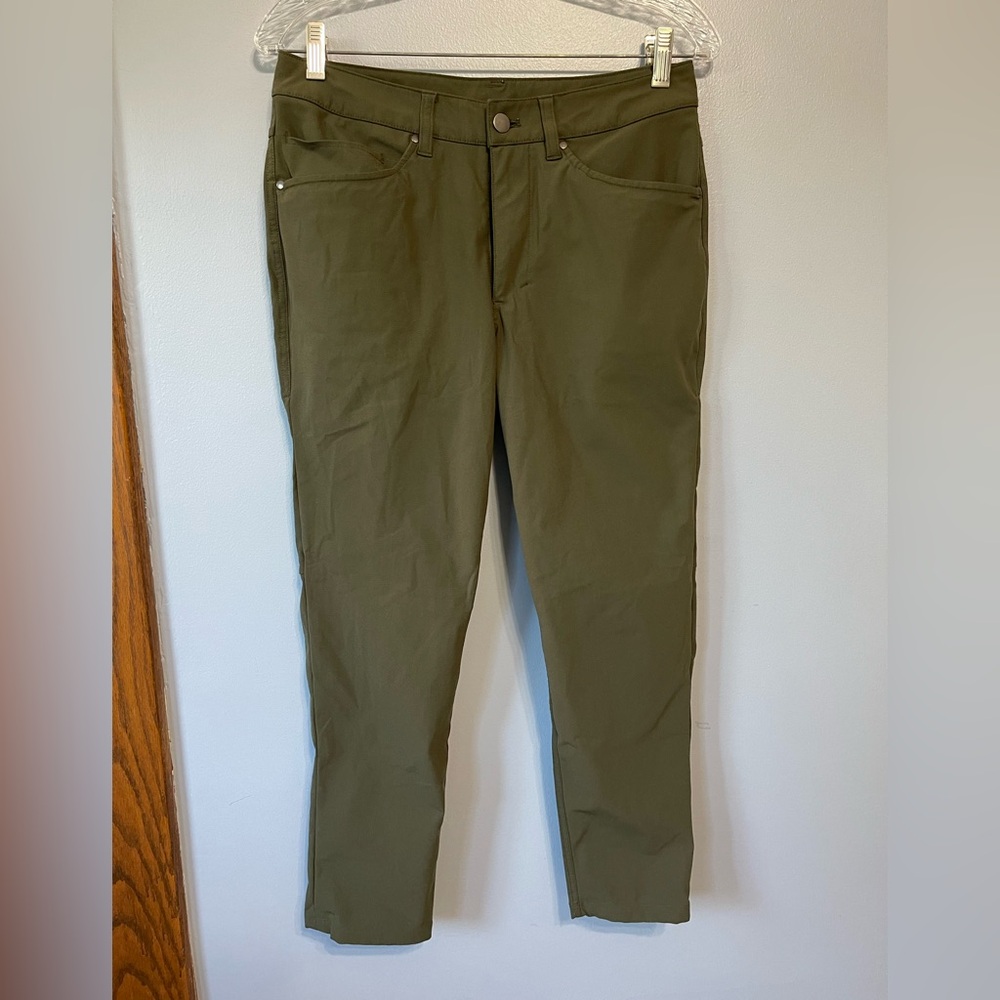 Men's Lululemon  cropped Commission Pant Waist 30”.  Length 25 1/2”.